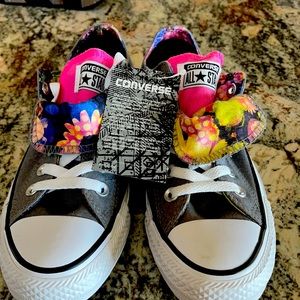 Converse women’s size 7 sneakers